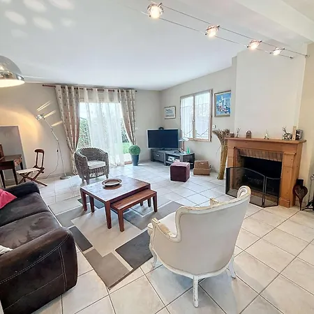 Holiday home Contemporaine: Terrasse, Jardin Clos, 4 Chambres, Proche Et Attractions - Fr-1-361-74